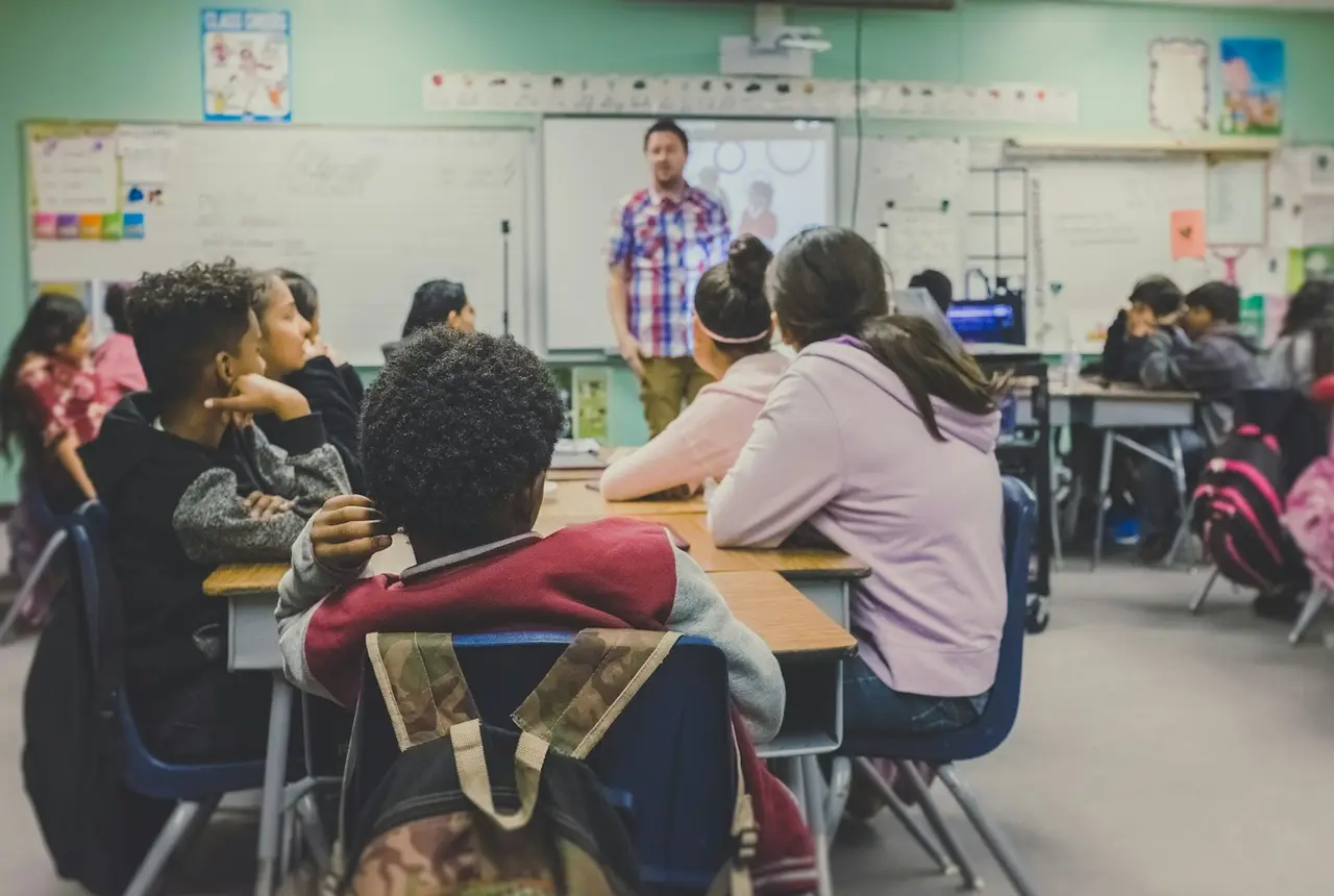 Docente dando clase a un grupo de estudiantes
