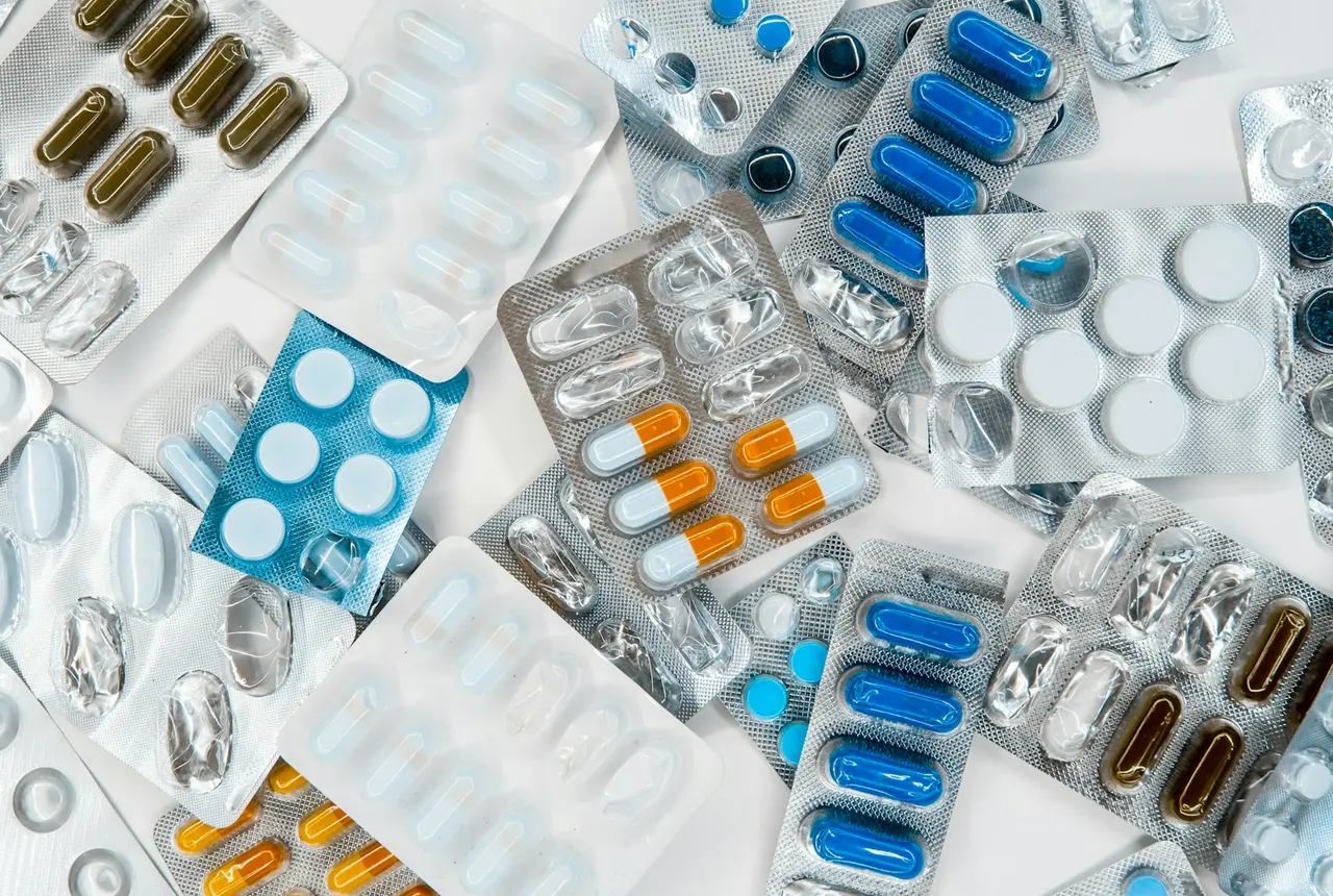 Medicamentos y blísteres de pastillas sobre una mesa
