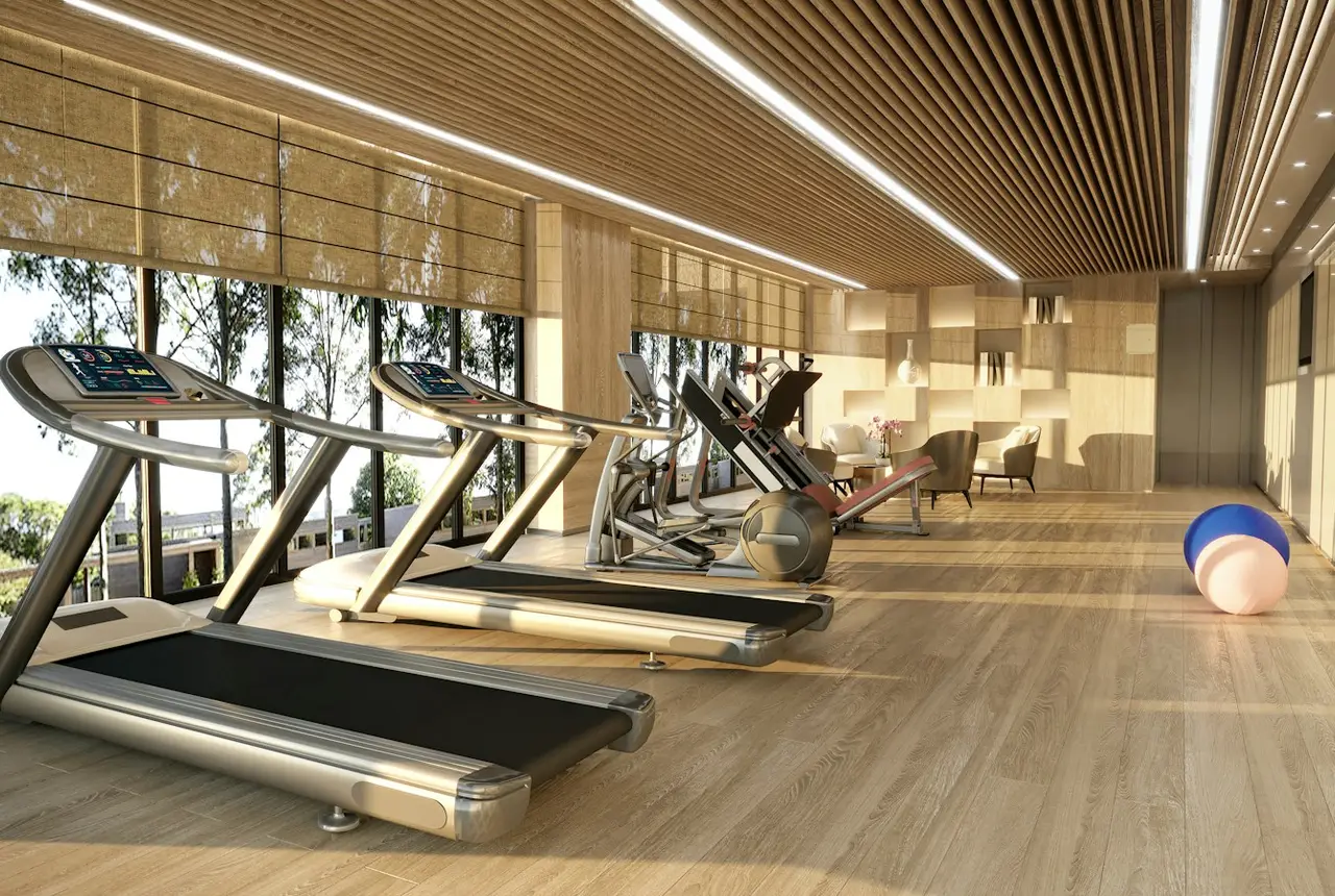 Gimnasio moderno con caminadoras junto a ventanales
