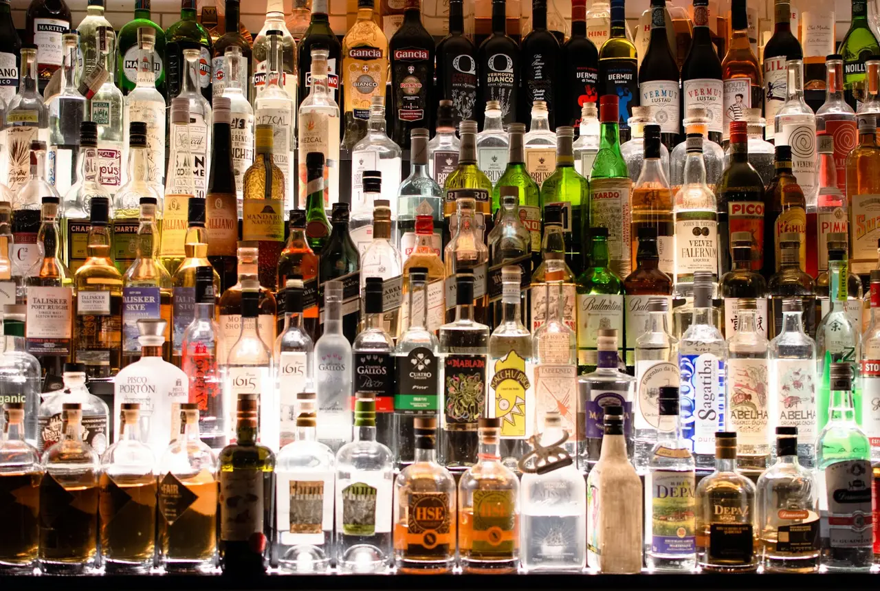 Estanterías de una licorería con botellas de licor