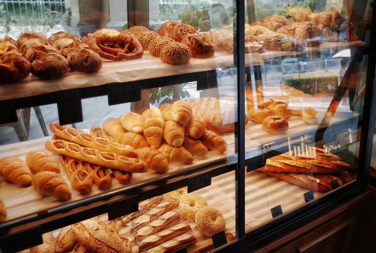 Vitrina de panadería con croissants y panes