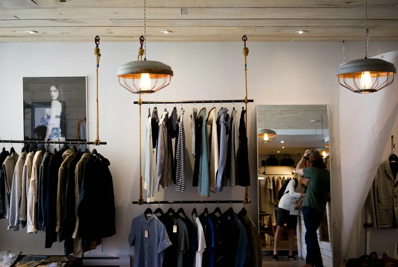 Interior de una tienda de ropa con percheros